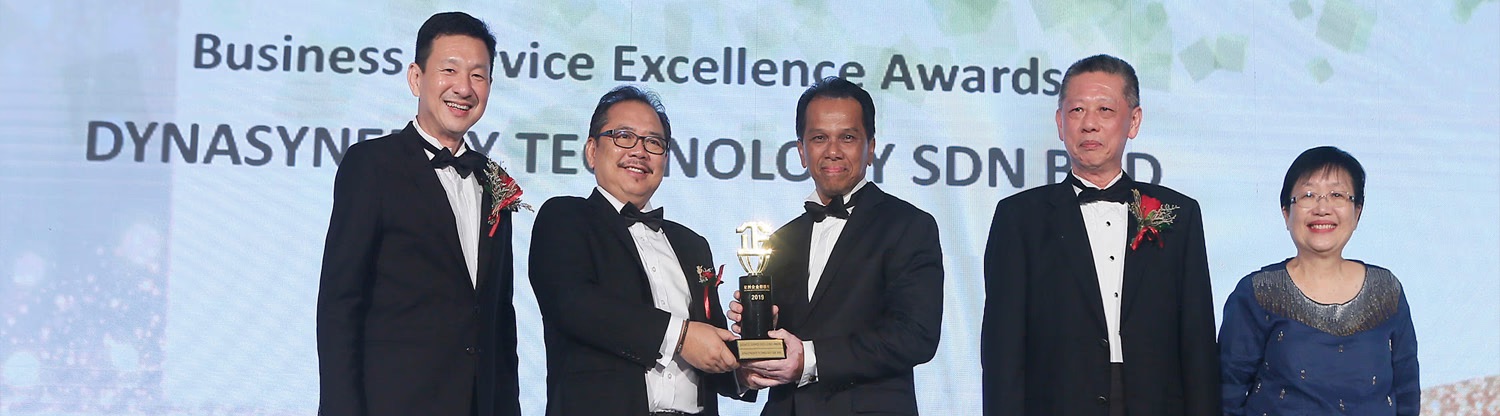 Dyna leadership receiving a service excellence award