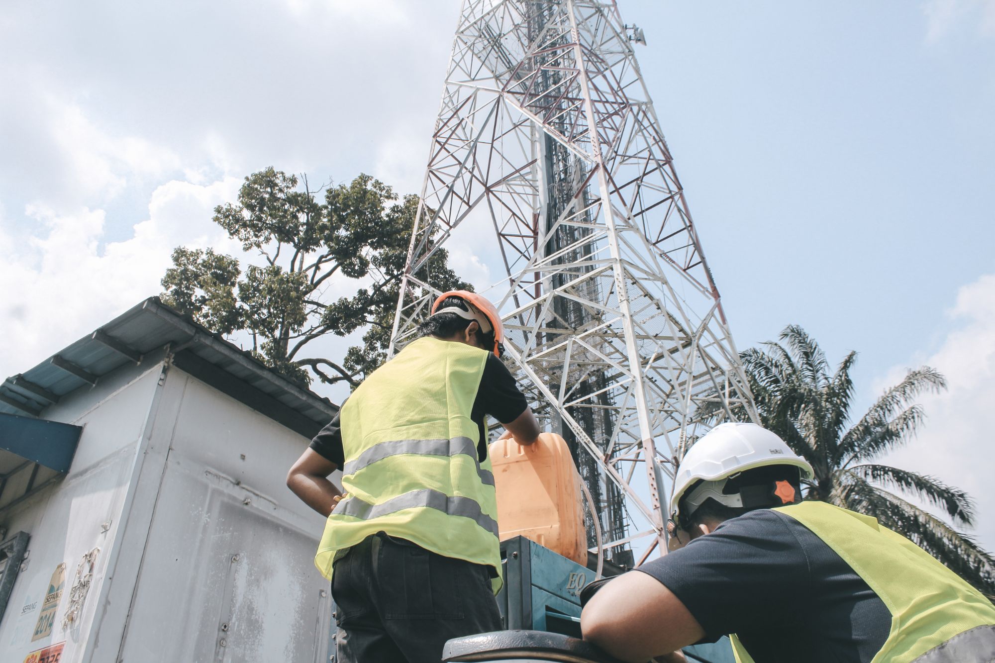 Dyna technicians refuelling a generator at a remote telecommunications tower